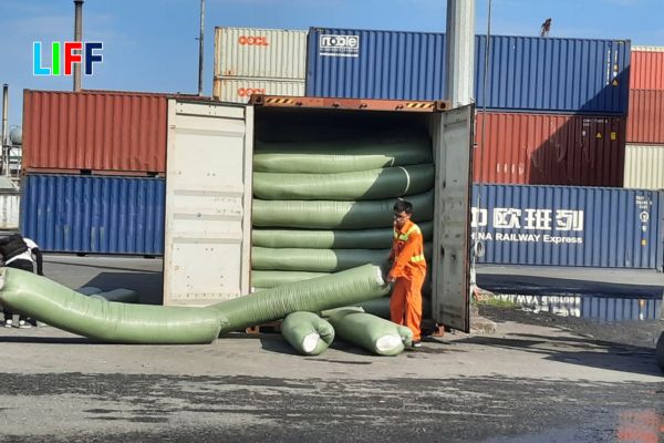 Giao container lên bãi chờ xếp tàu